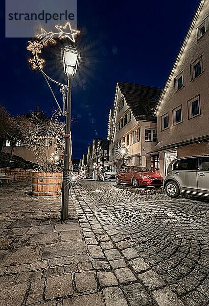 Weihnachtsbeleuchtung bei Nacht in der historischen Altstadt  Weil der Stadt  Deutschland  Europa