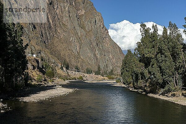Rio Urubamba  auch Rio Vilcanote  bei Ancopacha  hinten Skylodge Adventure Suites Kapseln am Felshang  Andenhochland  Peru  Südamerika