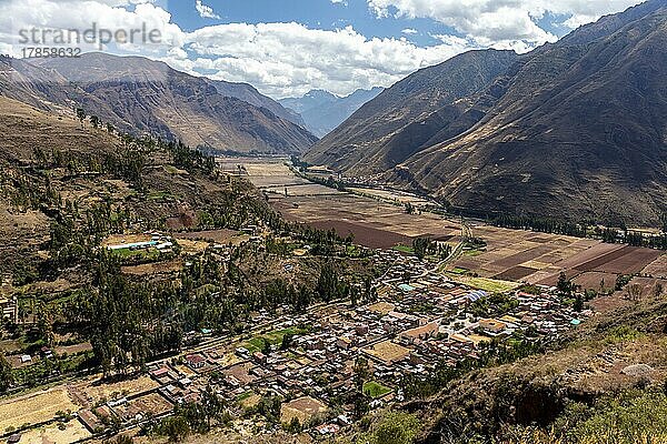 Aussicht auf das Tal des Rio Urubamba  auch Rio Vilcanote  Mirador Taray  Pisac  Andenhochland  Peru  Südamerika