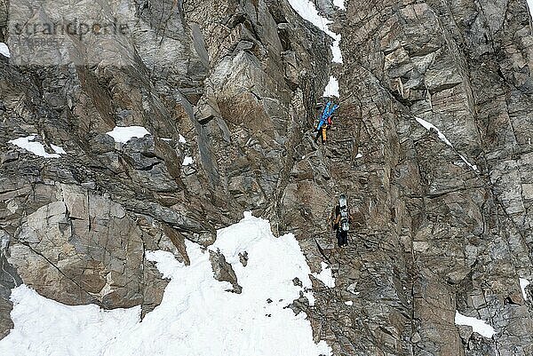 Hochtour  Skitourengeher seilen sich eine Klippe ab  Stubai  Tirol  Österreich  Europa