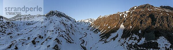 Alpenpanorama  Bergtal mit Fluss  Morgenstimmung  Berge im Winter  Luftaufnahme  Stubai  Tirol  Österreich  Europa