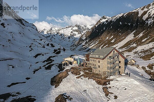 Berge im Winter  Luftaufnahme  Franz-Senn-Hütte  Neustift im Stubaital  Tirol  Österreich  Europa