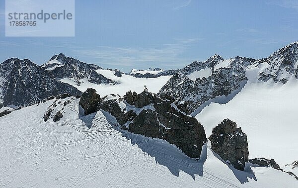 Vorderer Wilder Turm  Hochgebirge mit Gletscher Lisener Ferner  Berge im Winter  Luftaufnahme  Stubaier Alpen  Tirol  Österreich  Europa