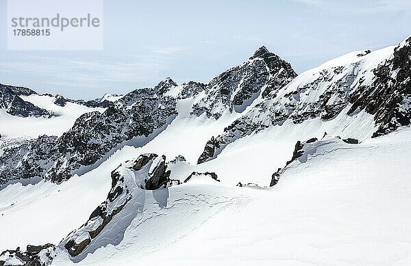 Schrandele und Wildgradspitze  Hochgebirge mit Gletscher Lisener Ferner  Berge im Winter  Luftaufnahme  Stubaier Alpen  Tirol  Österreich  Europa