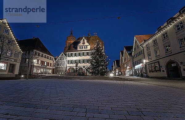 Marktplatz mit Weihnachtsbaum in der Nacht  Weil der Stadt  Deutschland  Europa