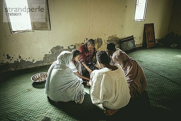 Ben Abden  Fischer  mit seiner Familie beim Essen  Nouamghar  Mauretanien  Afrika