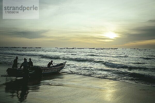 Sonnenuntergang  Traditioneller Fischereistrand  Plage des Pêcheurs Traditionnels  Nouakchott  Mauretanien  Afrika