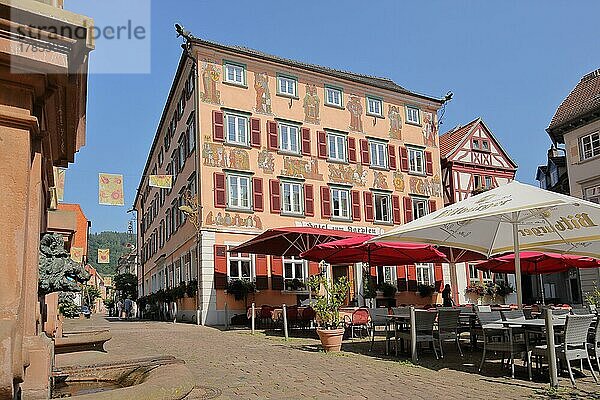 Alter Markt mit Straßenlokal Hotel zum Karpfen in Eberbach  Neckartal  Baden-Württemberg  Deutschland  Europa