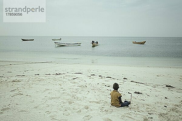 Warten auf die Rückkehr der Fischerboote gegen Mittag am Strand  Fischerdorf am Atlantik  Nouamghar  Mauretanien  Afrika