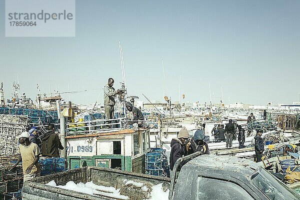 Vorbereiten der Fischkutter für die Ausfahrt  Port de Pêche Traditionelle  Nouadhibou  Mauretanien  Afrika