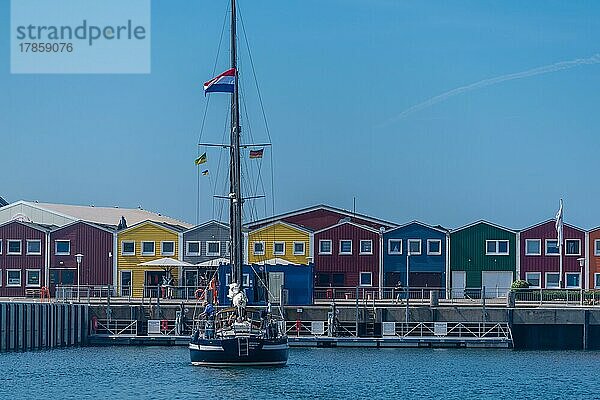 Bunte Hummerbuden  ehemalige Fischerhütten  Binnenhafen  Segelschiff  Uferpromenade  blauer Himmel  Helgoland  Kreis Pinnerberg  Schleswig-Holstein  Deutschland  Europa