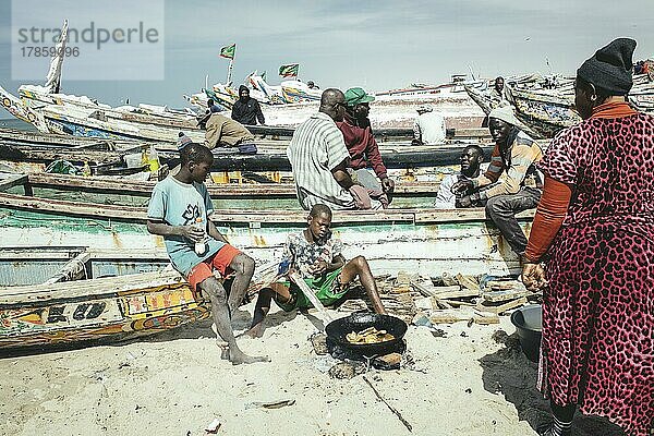 Traditioneller Fischereistrand  Plage des Pêcheurs Traditionnels  eine Familie bereitet ihr Mittagessen am Strand zu  Nouakchott  Mauretanien  Afrika