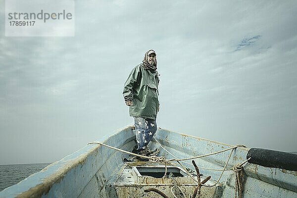 Fischer Ben Abden auf seinem Boot vor der Küste  Fischerdorf am Atlantik  Nouamghar  Mauretanien  Afrika