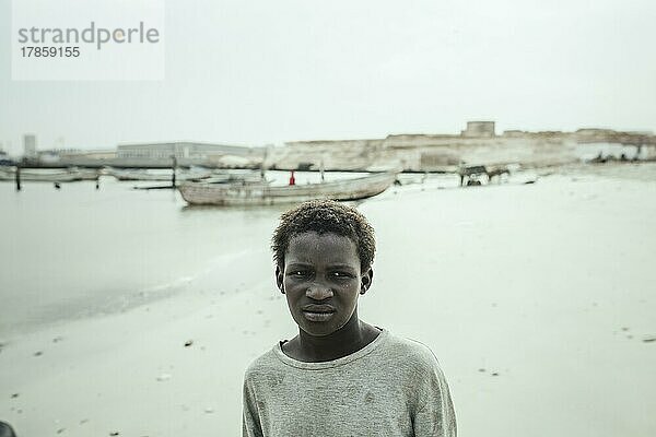 Portrait eines Fischers am Strand  nördlich der Omaurci Fischfabrik  Nouadhibou  Mauretanien  Afrika