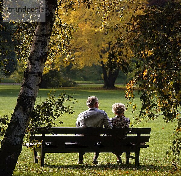 Altes Ehepaar auf der Parkbank Herbststimmung