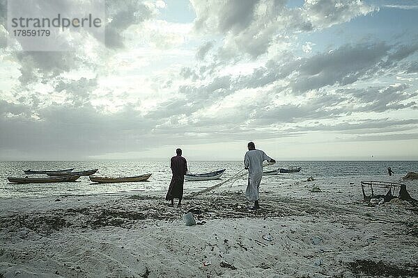 Fischer mit Netzen  Fischerdorf am Atlantik  Nouamghar  Mauretanien  Afrika