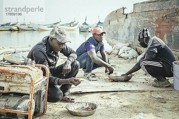 Fischer beim Mittagsmahl  Port de Pêche Traditionelle  Nouadhibou  Mauretanien  Afrika