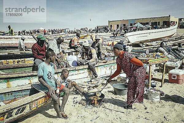 Traditioneller Fischereistrand  Plage des Pêcheurs Traditionnels  eine Familie bereitet ihr Mittagessen am Strand zu  Nouakchott  Mauretanien  Afrika