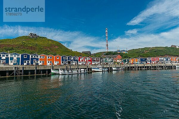 Bunte Hummerbuden  ehemalige Fischerhütten  Binnenhafen  Börteboote  Kliffkante  blauer Himmel  Funkturm  Helgoland  Kreis Pinnerberg  Schleswig-Holstein  Deutschland  Europa