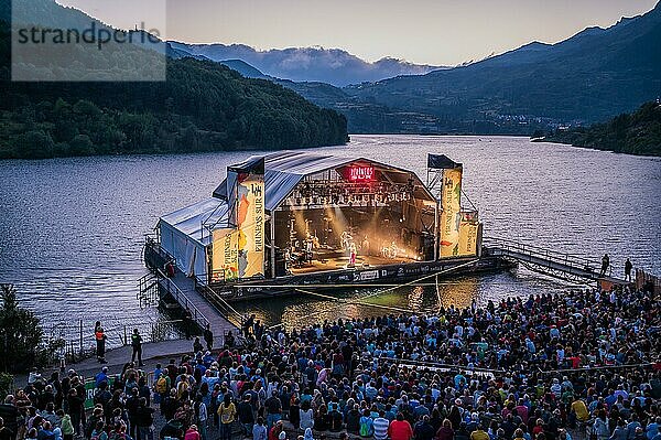 Die armenische Geigerin Ara Malikian tritt beim Internationalen Festival der Kulturen Pirineos Sur in Sallent de Gallego  Huesca  Spanien  auf  Europa