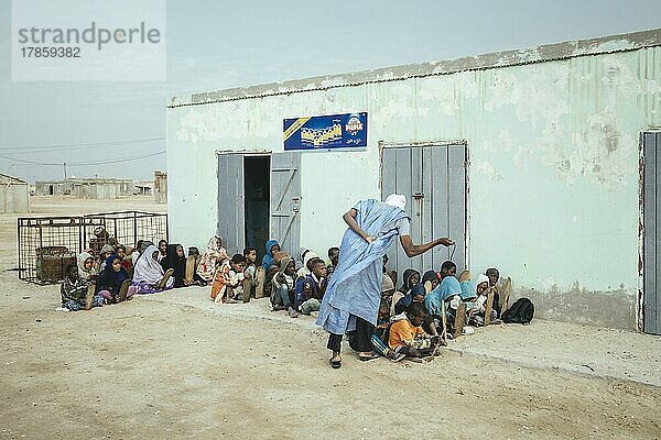 Kinder am frühen Morgen in der Koranschule  Fischerdorf Nouamghar  Mauretanien  Afrika
