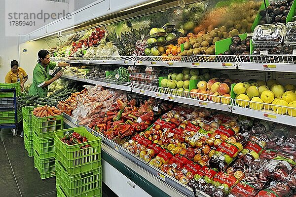 Supermarkt mit zum Teil verpacktem Obst und Gemüse bei Puntarenas  Costa Rica  Mittelamerika
