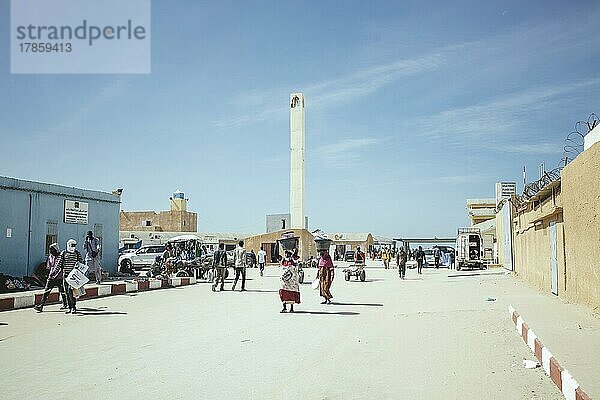 Traditioneller Fischereistrand  Plage des Pêcheurs Traditionnels  Hafengelände und Markthallen  Nouakchott  Mauretanien  Afrika