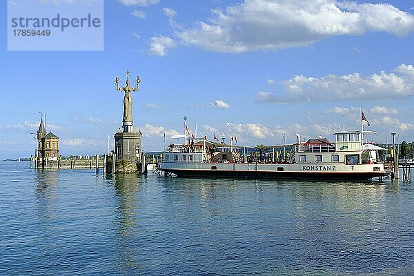 Skulptur Imperia und Schiff an der Hafeneinfahrt  Konstanz  Bodensee  Baden-Württemberg  Deutschland  Europa