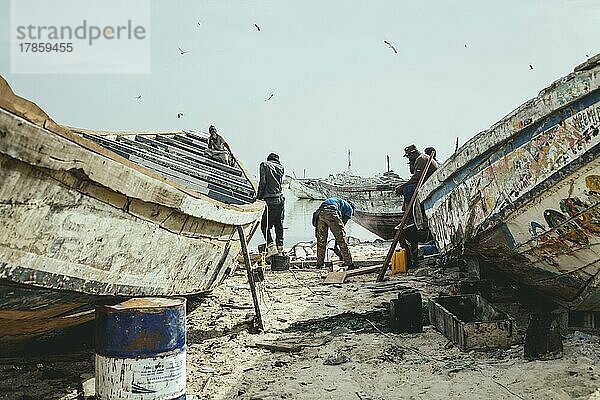 Fischer reparieren ein Boot  Port de Pêche Traditionelle  Nouadhibou  Mauretanien  Afrika