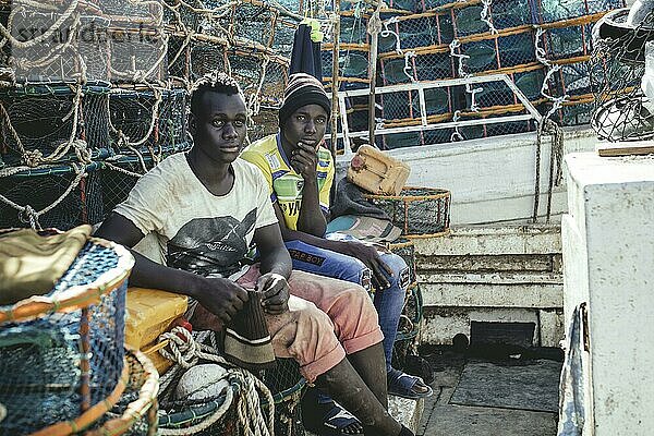 Fischer auf ihrem Boot  Port de Pêche Traditionelle  Nouadhibou  Mauretanien  Afrika