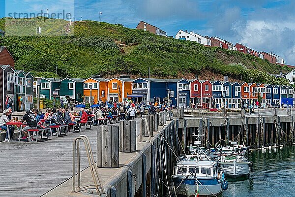 Bunte Hummerbuden  ehemalige Fischerhütten  Binnenhafen  Börteboote  Uferpromenade  Kliffkante  Restaurant  blauer Himmel  Verkaufsbuden  Helgoland  Kreis Pinnerberg  Schleswig-Holstein  Deutschland  Europa