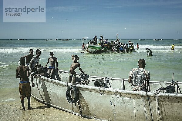 Traditioneller Fischereistrand  Plage des Pêcheurs Traditionnels  Ankunft der Fischerboote  Nouakchott  Mauretanien  Afrika