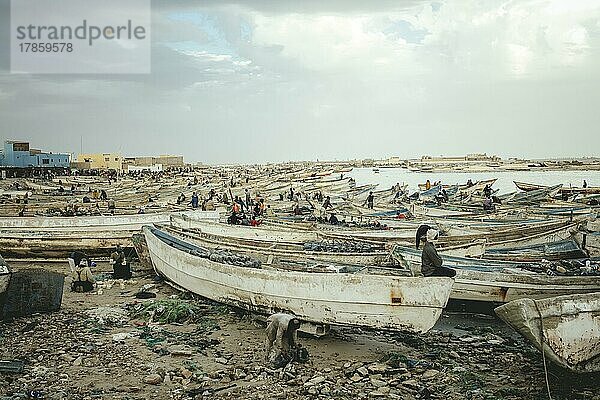 Ungefähr 7000 Fischerboote liegen im Hafen  Port de Pêche Traditionelle  Nouadhibou  Mauretanien  Afrika