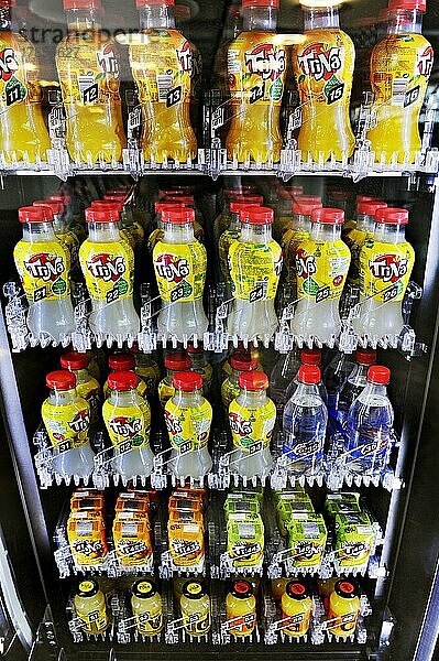 Getränkeautomat mit TriNa-Fruchtsaft  Flughafen Adolfo Suárez Madrid-Barajas  Madrid  Spanien  Europa
