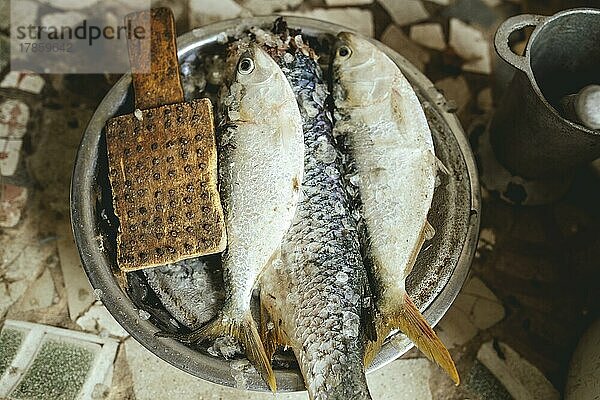 Zubereiten des Essens für die Familie  Reis mit Fisch  das traditionelle Gericht der Fischer und Bewohner der Küstenregion  Nouamghar  Mauretanien  Afrika