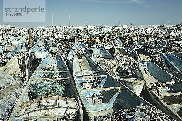 Ungefähr 7000 Fischerboote liegen im Hafen  Port de Pêche Traditionelle  Nouadhibou  Mauretanien  Afrika