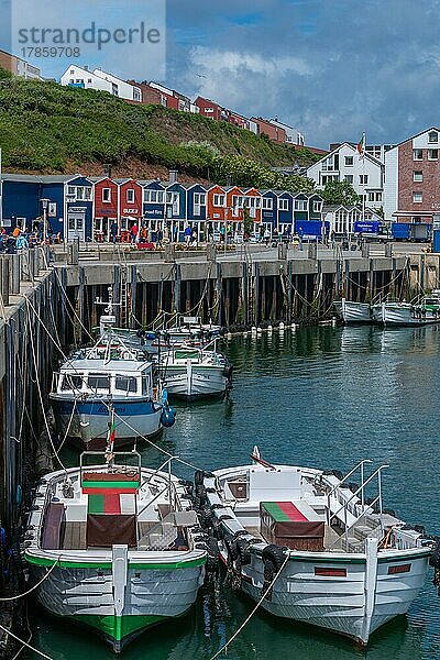 Bunte Hummerbuden  ehemalige Fischerhütten  Binnenhafen  Börteboote  Uferpromenade  Verkaufsbuden  blauer Himmel  Kliffkante  Helgoland  Kreis Pinnerberg  Schleswig-Holstein  Deutschland  Europa