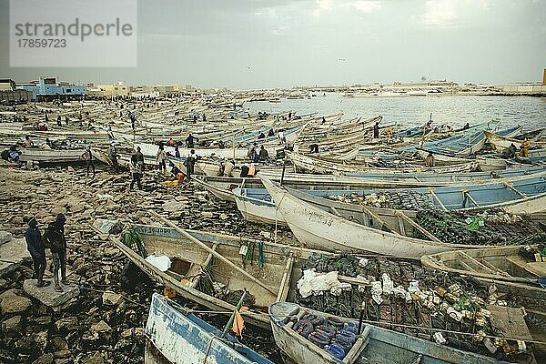 Ungefähr 7000 Fischerboote liegen im Hafen  Port de Pêche Traditionelle  Nouadhibou  Mauretanien  Afrika