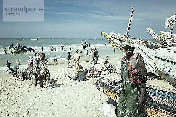 Traditioneller Fischereistrand  Plage des Pêcheurs Traditionnels  Ankunft der Fischerboote  Nouakchott  Mauretanien  Afrika