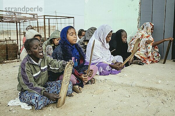 Kinder am frühen Morgen in der Koranschule  Fischerdorf Nouamghar  Mauretanien  Afrika