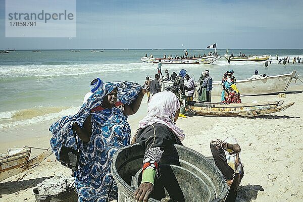 Traditioneller Fischereistrand  Plage des Pêcheurs Traditionnels  Ankunft der Fischerboote  Nouakchott  Mauretanien  Afrika