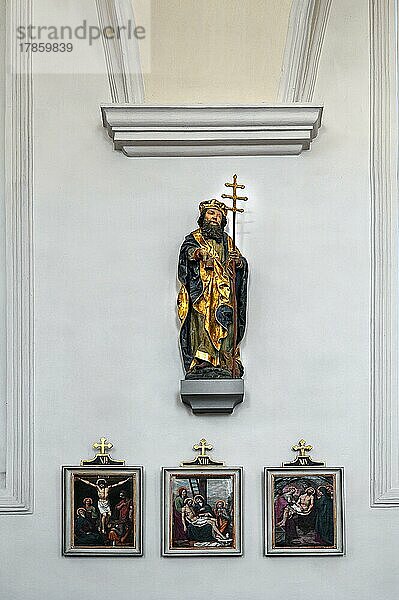 Heiligenfigur und drei Kreuzwegstationen  Wallfahrtskirche Frauenkapelle in Fischen  Allgäu  Bayern  Deutschland  Europa