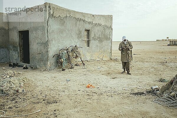 Haus mit Fischers-Utensilien  Fischerdorf Nouamghar  Mauretanien  Afrika