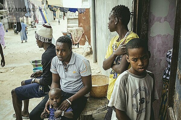 Fischer und Kapitän Mukhtar in seinem Haus mit verschiedenen Familienmitgliedern  Nouadhibou  Mauretanien  Afrika