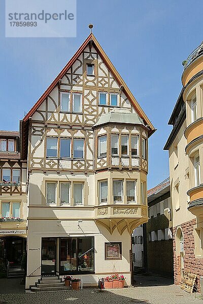 Fachwerkhaus mir Erker erbaut 1902 in der Ölgasse in Mosbach  Baden-Württemberg  Deutschland  Europa