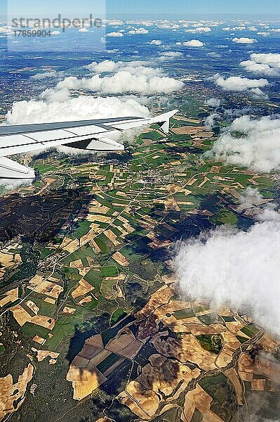 Luftaufnahme  Wolken  Wiesen und Felder bei Madrid  Spanien  Europa