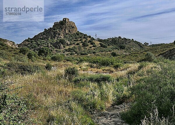 Das Castell de Quermanco ist eine Burgruine auf einem schroffen Felsen  Vilajuiga  Katalonien  Spanien  Europa