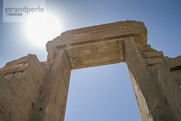 Tor von Domitian und Trajan  nördlicher Eingang  Hathor-Tempel  Dendera  Qina  Ägypten  Afrika