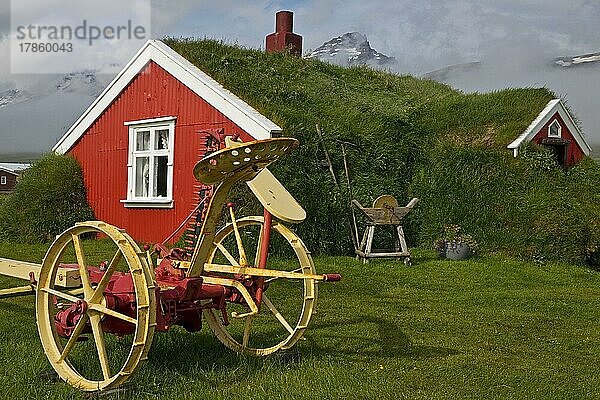 Lindarbakki  traditionell mit Torf geschuetztes Holzhaus von 1899  Bakkagerdi  auch Borgarfjoerdur eystri genannt  Ostisland  Island  Europa