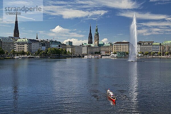 Binnenalster mit Alsterfontaine und Stadtsilhouette  Hamburg  Deutschland  Europa